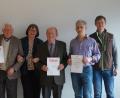 Bild: ads
Vorsitzender Florian Winkler (links), Schriftführerin Gerda Eiber (Dritte von links) und stellvertretender Vorsitzender Christian Flierl (rechts) ehrten die langjährigen Mitglieder Richard Wolf, Paul Augsberger und Johann Müllner (ab Zweiter von links) für ihre Vereinstreue.