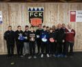 Bild: gmü
Jugendbeauftragter Klaus Horn (links) sowie (von rechts) Vorstand Andreas Fellner, die Jugendtrainer Erwin Prölß, Heiner Grünbauer und Stefan Sternkopf freuen sich mit den Nachwuchsstockschützen.