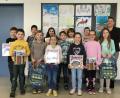 Bild: Grundschule Konnersreuth/exb
Die Sieger aller Jahrgangsstufen präsentieren stolz ihre Bilder.