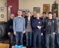 Bild: exb
Ein Handschlag und das Amt ist übergeben. Unser Bild zeigt das neue Vorstandsteam, bestehend aus (vorne von links) Thomas Bauer, Thomas Schießl, Anna Schießl, Daniel Gradl (neuer Vorsitzender), Michael Betz (Stellvertreter) und Thomas Nirschl sowie (hinten von links) Martin Martzak, Martin Schießl, Katrin Thanner, Thomas Müller, Christoph Forster und Michael Baumer.