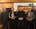 Bild: enz
Bürgermeister Klaus Meyer (links) zusammen den geehrten Mitgliedern (vordere Reihe, von rechts) Rudolf Sporrer, Christoph Frank und Ferdinand Köstler sowie rechts Jagdvorsteher Erwin Löw.