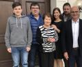 Bild: sns
Die Jubilarin feierte zusammen mit einem Teil der Familie und Bürgermeister Maximilian Beer (rechts) ihren 80. Geburtstag.