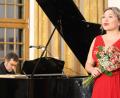 Bild: exb
Das Publikum bedankt sich bei den Ausführenden Tamara-Raphaela Hirschmann (Sopran und Konzept) und Peter Pollinger (Klavier und Texte).