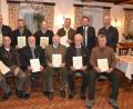 Bild: gi
Vorsitzender Christian Ertl (zweite Reihe, Zweiter von rechts) und 2. Vorsitzender Sascha Freymann (zweite Reihe, rechts) ehrten treue Mitglieder.