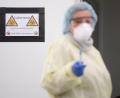 Symbolbild: Sebastian Gollnow/dpa
Bei zwei weiteren Personen in Weiden war der Test auf Covid-19 positiv. Unser Bild zeigt eine Mitarbeiterin in einem Corona-Abstrich-Zentrum an der Messe Stuttgart.