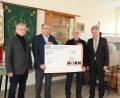 Bild: flt
Stephan Meindl, Geschäftsführer der Firma Horn Glass Industries AG (Zweiter von links), übergab im Beisein von Bürgermeister Lothar Müller (rechts) eine Spende in Höhe von 2500 Euro für die Museumsgestaltung an Manfred Kopp (links) und Benno Krottenthaler.