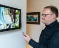 Bild: Christian Gold
In allen Stockwerken seines Hauses hat Reiner Schirm Bildschirme montiert. Damit kann er jederzeit – auch per Smartphone von unterwegs – auf die acht Außen- und fünf Innenkammeras des Smart Homes zugreifen.