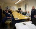 Bild: hmr
Zehn interessierte Frauen und Männer kamen zum Informationsabend bei der Polizeiinspektion Waldsassen und informierten sich bei deren Leiter Erstem Polizeihauptkommissar Roland Heldwein (rechts), seinem Stellvertreter Polizeihauptkommissar Georg Ziegler (links) und dem direkten Ansprechpartner für die Sicherheitswacht Polizeihauptmeister Christian Lenz (hinten rechts).