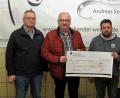 Bild: Dobmeier
Gewinner des ersten Fleischhandel-Weiden-Cups ist die Kinderkrebshilfe Nordoberpfalz, die den Reinerlös von 2500 Euro des Fußballturniers erhält Bei der Spendenübergabe sind dabei (von links) Kassier Harmut Ordnung und Vorsitzender Herbert Putzer von der Kinderkrebshilfe sowie Andreas Spitzer und Sascha Glinka.