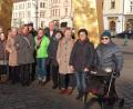 Bild: mül
Eine Teilnehmer-Gruppe beim neuen modernen „Kamelbrunnen“ auf dem Platz der Republik in der Nähe der St. Bartholomäus-Kathedrale.