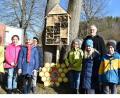 Bild: no
bei der Segnung des Insektenhotels: die Kommunionkinder der Pfarrei Illschwang, die heuer Erstkommunion feiern mit (von links) Bischof Gregor Maria Hanke und Pfarrer Konrad Willi.