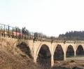 Bild: lg
Verschwundenes Relikt der Eisenbahn-Geschichte: Die Schneeberger Fünfbogenbrücke, die 2008 abgerissen wurde, verband den Lokalbahnabschnitt Oberviechtach-Schönsee.