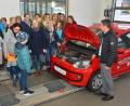 Bild: dob
Autohausinhaber Peter Dobner (rechts) erklärte den BBV-Landfrauen was bei einer Autopanne zu tun ist. Kreisbäuerin Josefine Kick (vorne, von rechts) wünschte den interessierten Frauen allzeit gute Fahrt und Heimkehr.