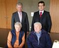 Bild: flt
Die Eheleute Elisabeth und Helmut Horn (vorne) zusammen mit Bürgermeister Lothar Müller (links) und Notar Tobias Greiner im Sitzungssaal der Marktgemeinde Plößberg nach der Unterzeichnung des Schenkungsvertrages der Glasexponate.
