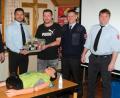 Bild: tkr
Kommandant Andras Brandstätter (Feuerwehr Teunz, Zweiter von links) übergibt zusammen mit den Leitern der First-Responder-Einheiten Tobias Eckert (Teunz), Stefan Killermann (Winklarn) und Martin Grundler (Oberviechtach) einen Geschenkkorb an Referent Jürgen Sollfrank.