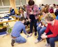 Bild: tkr
Orthopädieschuhmachermeister Horst Schedel erklärte die Fußkrankheiten nicht nur theoretisch, sondern legte auch Hand an, maß Fußgrößen nach und gab Tipps zum passgenauen Schuh.