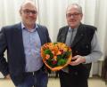 Bild: br
Als noch amtierender Bürgermeister gehört Gerhard Löckler (rechts) zu den ersten Gratulanten bei der Wahl von Johannes Schmid zum künftigen Gemeindeoberhaupt. Er überreicht einen Blumenstrauß für Schmids Ehefrau Daniela.