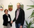 Bild: prh
Amtsinhaberin Marianne Rauh steht vor ihrer dritten Amtsperiode. Mit 58,1 Prozent ist sie erneut an die Spitze der Gemeinde gewählt. Zu den ersten Gratulanten zählt Matthias Kneidl, Geschäftsleiter der Neustädter Verwaltungsgemeinschaft.