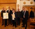 Bild: fm
Bei der Preisverleihung für Ehrenamtliche (von links): Harald Schwartz, Wilfried Schmidt, Bürgermeister Roman Berr, Richard Gaßner, Elfriede Wirbel, Winfried Franz, Landrat Richard Reisinger und MdB Alois Karl.