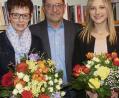 Bild: exb/Henrik Vorbröker
Angelika (links) und Tamara Tauber (rechts) freuen sich über die Wiederwahl von Ehemann beziehungsweise Papa Franz Tauber zum Bürgermeister von Mehlmeisel.