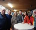 Bild: ens
Seine Frau Corinna (Zweite von rechts) und anwesende Stadträte gratulieren ihrem neuen, alten Bürgermeister Rainer Rewitzer (Dritter von rechts) zu dessen Bestätigung im Amt.