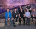Bild: tr
Letzte Aktion auf dem Bühnenfelsen ist für dieses Jahr ein Posing für ein Pressefoto. Karl und Tobias Schwägerl (hinten von links) sowie Vinzenz Rahn, Franz Stahl, Peter Geyer, Gaby Saller und Mirko Streich (vorne von links) werden in den kommenden Wochen die Passion 2020 abwickeln.