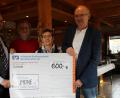Bild: ads
Lorenz Gebert (links) hat sich zu seinem 70. Geburtstag anstatt Geschenken Spenden für die Initiative „Meine“ gewünscht. Einen Scheck über 600 Euro überreicht der Jubilar an Manfred Lilla sowie Elisabeth und Christian Nerlich (ab Zweiter von links) vom Vorstand der Hilfsorganisation.