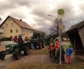 Bild: exb
Mit drei Traktoren fahren die Räuberwald-Kinder an ihrem Bulldog-Day in den Wald.