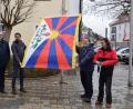 Bild: bnr
Vor dem Pfreimder Rathaus weht seit Dienstag die Flagge Tibets. Die Stadt will damit ihre Solidarität mit allen unterdrückten Völkern zum Ausdruck bringen. Initiiert haben die Aktion Kurt Stangl (rechts) und Ludwig Rauch (Zweiter von rechts).