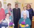 Bild: Petra Retzer 
Ehrungen bei der Jahreshauptversammlung des Katholischen Frauenbunds Hausen (vorn, von links): Katharina Tischner und Therese Schaller; hinten (von links): Christine Tischner, Elisabeth Spörer, Pfarrer Klaus Birnthaler, Ilona Krieger und Evi Hauer.