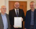 Bild: exb
Landrat Andreas Meier (Mitte), Kreisbaumeister Werner Kraus (rechts) und Heribert Eckl, Leiter des
Bauunterhaltes, freuen sich sehr über das Zertifikat und natürlich auch die finanzielle
Förderung der Klimaschutzmaßnahme.