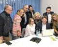 Bild: Gabi Schönberger
In der CSU-Geschäftsstelle verfolgen Benjamin Zeitler (Dritter von rechts) und die Weidener Parteispitze am Sonntagabend die Auszählung zur OB-Wahl. Tags darauf haben sie erneut Grund zur Freude: Die Schwarzen sind stärkste Fraktion im Stadtrat. Maria Sponsel (Zweite von links) schafft erstmals den Einzug.