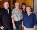 Bild: e
Josef Rubenbauer (Zweiter von links) feiert 80. Geburtstag, hier mit Ehefrau Erika (rechts) und Tochter und Karin. Für die Gemeinde Kümmersbruck gratuliert Bürgermeister Hubert Blödt (links).