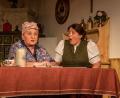 Bild: chl
Hier treffen zwei Koryphäen des Volkstheaters aufeinander. Grande Dame Barbara Söllner und Monika Altmann. Das Publikum kann sich bei solchen Szenen des Freudenberger Bauerntheaters vor Lachen kaum mehr halten.
