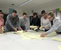 Bild: Gabi Schönberger
Wahlhelfer in Weiden bei der Arbeit.