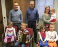 Bild: cro
Bürgermeister Thomas Meiler hinten, Mitte) begrüßt die Jubiläumsbürger Bernhard und Lesya Müller mit Ihren fünf Kindern, (vorne, von links) Maria-Theresia, Laurentius, Ottila und Clemens sowie Felicia (am Arm der Mutter), die tatsächlich 1500. Einwohnerin Flossenbürgs.