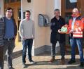 Bild: gf
BRK-Rettungsdienstleiter Erwin Gräml (Zweiter von rechts) übergab am Montag zwei Defibrillatoren an Bürgermeister Roger Hoffmann (Dritter von rechts). Die Geräte hängen künftig am Feuerwehrhaus in Traßlberg und an der Bushaltestelle in Altmannshof. Weiter auf dem Bild (von links) JU-Vorsitzender Markus Weiß, Manfred Hofmann und Benedikt Grünbauer sowie (rechts) CSU-Gemeinderat Johannes Hauer.