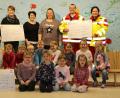 Bild: gru
Bei der Spendenübergabe (von links): Michaela Schuster, Sonja Ertl, Julia Kampmüller, Oliver und Anja Iwanek, Kindergartenleiterin Sonja Winter und einige Kinder aus dem Kindergarten.