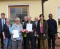 Bild: aun
Der Obst- und Gartenbauverein Utzenhofen zeichnete langjährige Mitglieder aus. Im Bild 
die Geehrten zusammen mit Bürgermeister Stefan Braun und 2. Vorsitzende Hedwig Lehmeier (von links) sowie von Pfarrer Peter Lungu und Vorsitzender Christa Donhauser (von rechts).