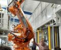 Bild: rgr
Mittelschüler der 8. Klasse dürfen per Joystick einen Roboterarm steuern.