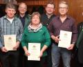 Bild: exb
Schützenmeister Johannes Schneeberger (rechts), Gauschützenmeister Manfred Muck (Zweiter von links) und Bürgermeister Martin Prey ehrten die treuen Mitglieder (mit Urkunde, von links) Horst Fleischmann, Gerlinde Fleischmann und Michael Schlagenhaufer.