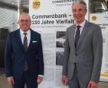 Bild: Bühner
Commerzbank-Niederlassungsleiter Weiden Sebastian Hackl (rechts) Niederlassungsleiter Firmenkunden Horst 
Schmidt freuen sich über gute Geschäftszahlen, sehen aber auch aktuelle Risiken