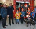 Bild: jr
Bürgermeister Max Bindl und Vorsitzender Andreas Häckl (von links) sowie Kreisbrandmeister Albert Fröhlich und Kommandant Markus Stock (von rechts) hießen die Mitglieder der neugegründeten Kinderfeuerwehr Neudorf-Rosenbühl willkommen.