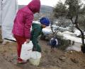 Bild: SOS-Kinderdörfer/Moutafis
Kinder beim Wasser holen im Flüchtlingscamp Moria auf Lesbos. Angesichts der Zustände in Griechenland appellieren die SOS-Kinderdörfer an die EU: "Wir müssen die Flüchtlingskinder jetzt aus der Gefahrenzone holen! Ein Flüchtlingscamp ist kein passender Ort für ein Kind."