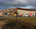 Bild: wro
Der neue Rewe-Markt steht. In gut 6 Wochen soll die Baustelle übergeben werden. Danach wird die neue Filiale eingeräumt.