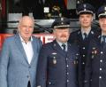 Bild: dob
Ehrenkommandant Günter Sommer (Zweiter von links) kann nun aus Altersgründen nicht mehr im aktiven Dienst der Feuerwehr tätig sein. Er hat sich ein Leben lang für die Organisation eingebracht. Stadtkommandant Mario Dobmayer und stellvertretender Feuerwehrvorsitzender Jonas Dobmayer (Zweiter von rechts) sowie dritter Bürgermeister Johann Gollwitzer (links) würdigten die Verdienste des Vohenstraußers. Außerdem wurde Sommer noch zum Hauptbrandmeister befördert..