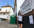 Bild: Beate-Josefine Luber
Plötzlich ist alles leer, und die Herbergen sind geschlossen: Unsere Redakteurin im Bergdorf Almaden de la Plata auf Jakobsweg. Plakate verkünden die Schließungen.