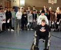 Bild: R. Kreuzer
Mit dem Rollstuhl durch einen Parcours zu fahren, ist gar nicht so leicht. Die anderen Schüler schauen sich das schon mal an.