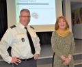 Bild: rgr
Polizeioberkommissar Martin Behrendt klärt in der Aula der Grund- und Mittelschule über Trickbetrug auf. Konrektorin Ruth Seitz dankt ihm für seinen Vortrag.