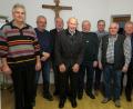 Bild: Hirsch
Vorsitzender Josef Fenk (links) ehrte Anton Jäger, Helmut Schreyer, Josef Andree, Franz Schottenhamml, Josef Hölzl, Josef Walbrunn, Werner Grünwald und Gerhard Meier (von rechts) für langjährige Mitgliedschaft zur Kolpingsfamilie.